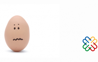 immagine di un uovo sodo allineato a sinistra con una faccina triste disegnata con un pennarello nero