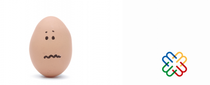 immagine di un uovo sodo allineato a sinistra con una faccina triste disegnata con un pennarello nero